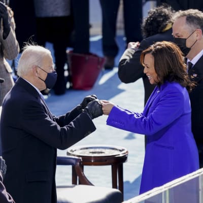 President Biden och vicepresident Harris gör en knogkrock.