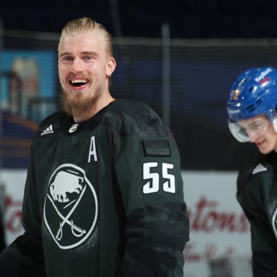 Rasmus Ristolainen hymyilee kameralle Buffalo Sabresin paidassa.