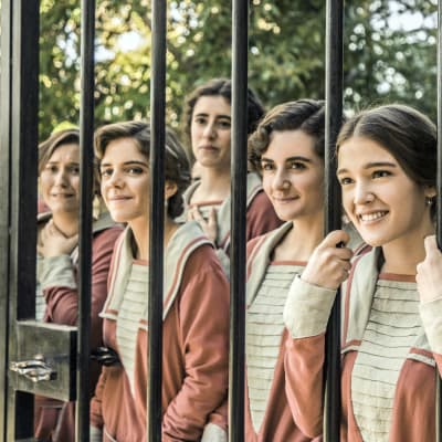 Tyttökoulun oppilaita, etualalla Margarita (Lucía Díez), Candela (Elena Gallardo) ja Flavia (Carla Campra) sarjassa La otra mirada - Toinen katse