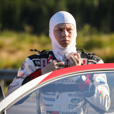Kalle Rovanperä står vid sin bil.