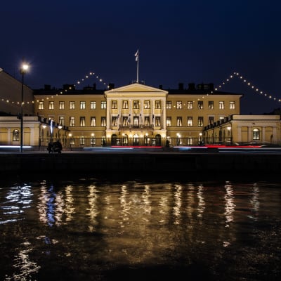 Presidentinlinnaa valokuvattiin ahkerasti illan pimetessä 6. joulukuuta 2020 Helsingissä.