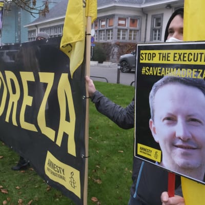 Amnesty Internationalin mielenosoitus Ahmadreza Djalalin kuolemantuomiota vastaan Iranin Brysselin-suurlähetystön edustalla 30. marraskuuta 2020.