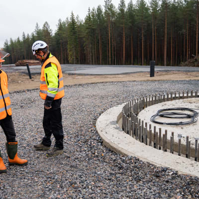 yleiskuva - Humppilan tuulivoimapuiston työmaalla perustuksia katselevat Pertti Pelto-Huikko ja Timo Pehkkuri