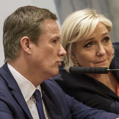 Nicolas Dupont-Aignan och Marine Le Pen under en gemensam presskonferens i Paris på lördagen 29.4.2017