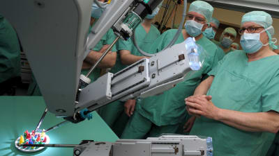 En operationsrobot demonstreras vid universitetssjukuhuset i Halla, Tyskland