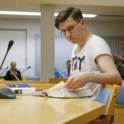 Den sannfinländske politikern Sebastian Tynkkynen i Uleåborgs tingsrätt.