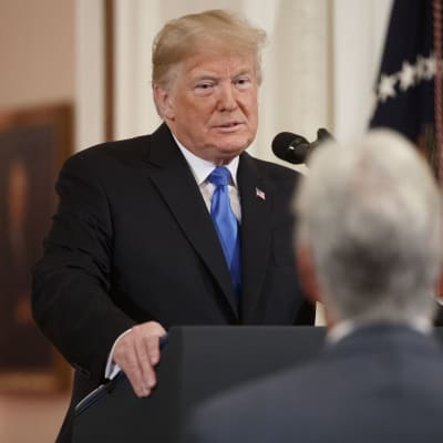 Donald Trump håller presskonferens om mellanårsvalet.