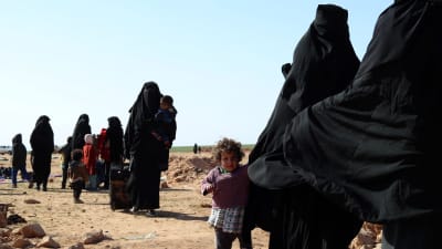 Civila som flydde frontlinjen i Baghuz väntade på att registreras av SDF den 31 januari. 