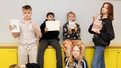 Vuoniityn koulun 6 oppilasta esittelevät ryhmäkuvassa lukemansa kirjat.