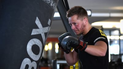 Alexander Saloranta slår på en säck.