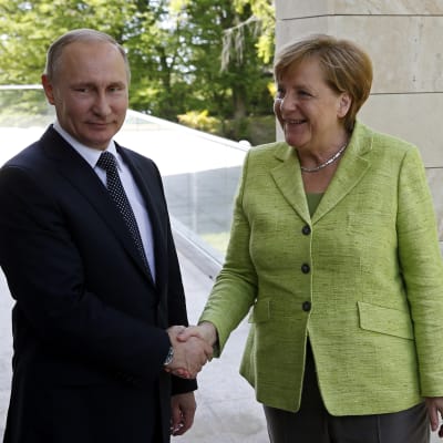 Vladimir Putin och Angela Merkel i Sotji.