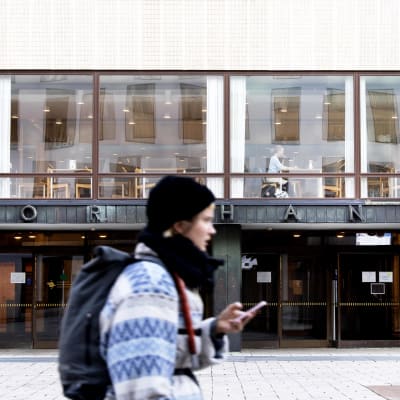 Porthaniabyggnaden på Helsingfors universitets centrumkampus.