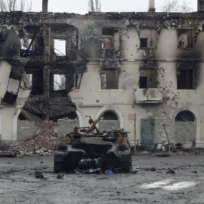 Pansarfordon som skadats under hårda strider i Ugletorsk nära Debaltseve 4.2.2015