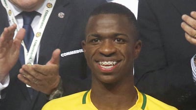 Vinícius Júnior ler med en pokal i handen.