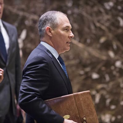 Scott Pruitt går genom aulan i Trump Tower i New York.