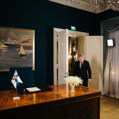 sauli Niinistö stiger in i sitt arbetsrum.