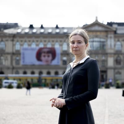 Venäläinen politiikan tutkija Ekaterina Mikhailovna Schulmann  kuvattuna Helsingin rautatientorilla.