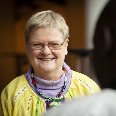 Gunilla Löfman i närbild. I förgrunden syns Moussa Thiares bakhuvud.