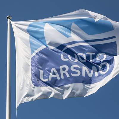 Luodon kunnan lippu liehuu salossa.