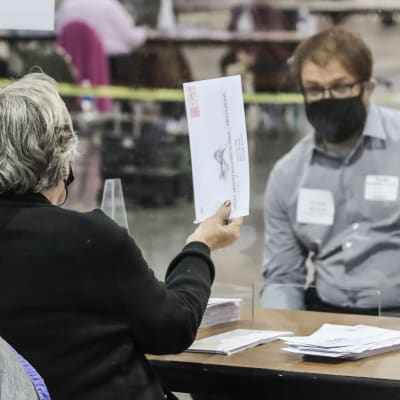 Vaalivirkailija näytti ääntä tarkkailijalle tarkistuslaskennan aikana marraskuun alussa Milwaukeessa.