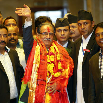 Pushpa Kamal Dahal som går under namnet Prachanda slöt fred med regeringen år 2006 efter ett tio år långt inbördeskrig som krävde över 17 000 dödsoffer