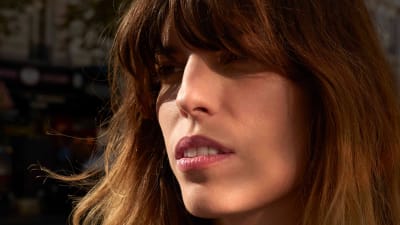 Ranskalainen musiikintekijä Lou Doillon lähikuvassa.