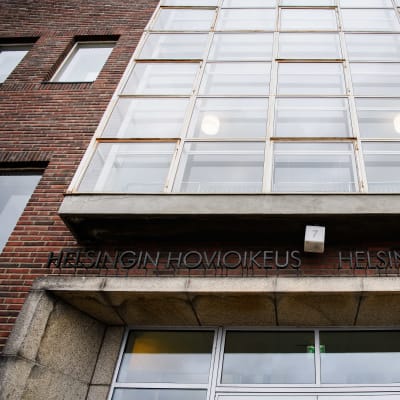 Helsingin hovioikeuden kyltti syyskuussa 2022.