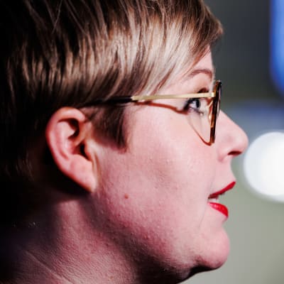 Keskustan puheenjohtaja Annika Saarikko vastaa toimittajille.