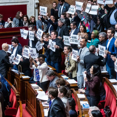 Kansanedustajat protestoivat eläkeiän nostoa vastaan Ranskan parlamentissa. 