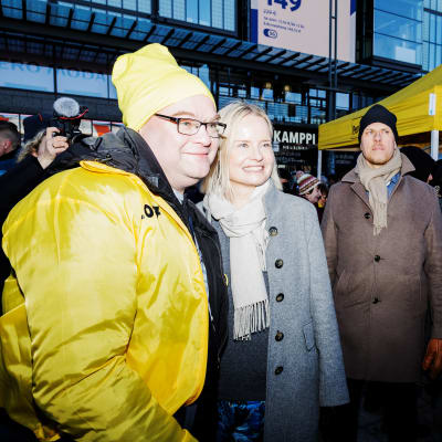 Jimmie Åkesson ja Riikka Purra vierailivat Narinkkatorilla perussuomalaisten vaalitapahtumassa.