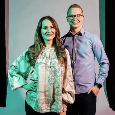 Opiskelijat Maria Nurminen ja Arttu Pyykönen ovat molemmat sijoittaneet opintolainaansa.
