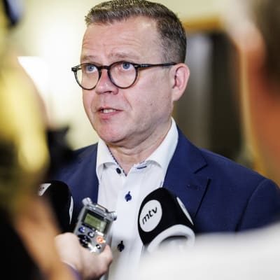 Puheenjohtaja Petteri Orpo antoi kommentteja medialle klo 13.30 aikaan.