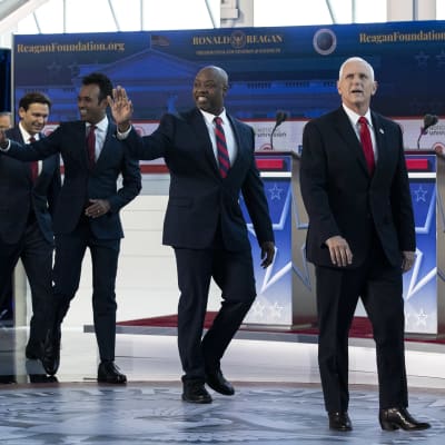 Nikki Haley, Ron DeSantis, Vivek Ramaswamy,  Tim Scott och Mike Pence äntrar scenen inför Republikanernas presidentvalsdebatt den 27 september 2023. 