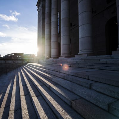 Eduskuntatalo aurinkoisena päivänä 24. marraskuuta 2021 Helsingissä.