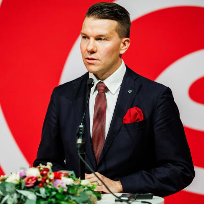 Mikkel Näkkäläjärvi piti tiedotustilaisuuden vointtonsa jälkeen.