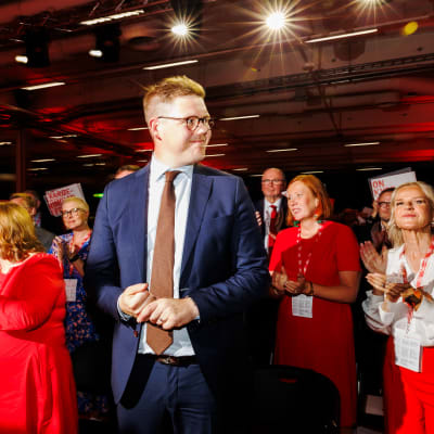 En glad Antti Lindtman omringad av socialdemokraterna precis efter att Lindtman blivit vald till ny partiledare.