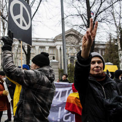 Sotaa vastustava mielenosoitus järjestettiin 24. helmikuuta Venäjän suurlähetystön edessä Tehtaankadulla.
