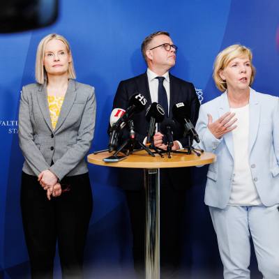 Maa- ja metsätalousministeri Sari Essayah (kd.), valtiovarainministeri Riikka Purra (ps.), pääministeri Petteri Orpo (kok.) ja opetusministeri Anna-Maja Henriksson (r.) vastasivat median kysymyksiin.