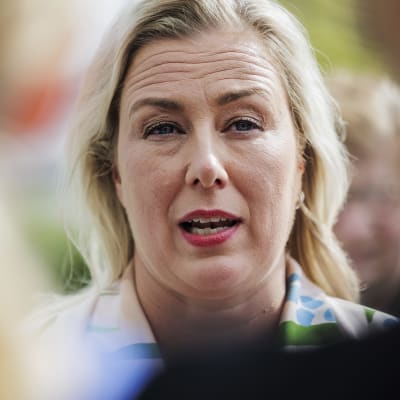 Jutta Urpilainen piti medialle lyhyen tiedotustilaisuuden ulkona.