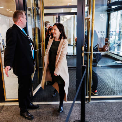 Sosiaaliturvaministeri Sanni Grahn-Laasonen (kok.) saapui paikalle aamulla.