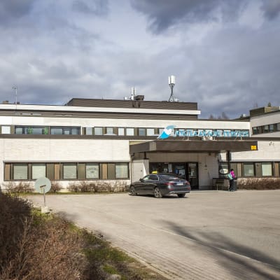 Synkät pilvet Jokilaakson sairaalan yllä.