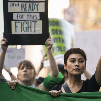 Aborttioikeutta puolustavia mielenosoittajia kylttien kanssa kadulla.