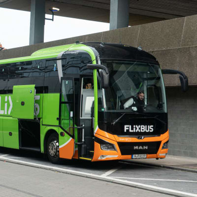 Flixbussi joka on vihreä yleisväriltään.