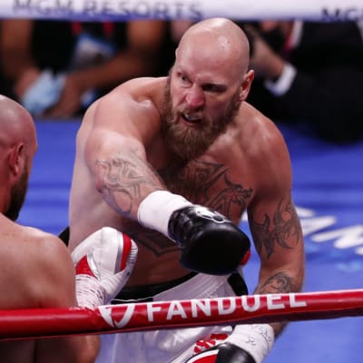 Robert Helenius i farten mot Adam Kownacki.