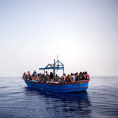 Kansalaisjärjestön SOS Mediterranee jäseniä Aquarius -aluksella pelastaessaan yli 250 siirtolaista puuveneellä, noin 50 kilometriä Libyan rannikolta, Välimerellä, 21. huhtikuuta 2018. 