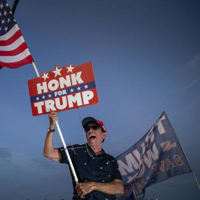 Trump-supporter i Florida väntar på att Trump ska tillkännage sin tredje presidentkandidatur.