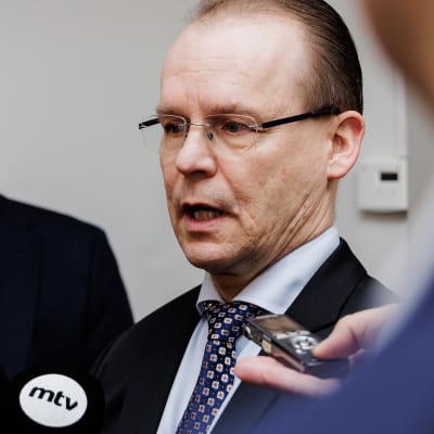 Jarkko Ruohoniemi, med Riku Aalto i bakgrunden.