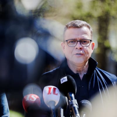 Hallituksen muodostaja Petteri Orpo (kok.), Sari Essayah (kd.), Riikka Purra (ps.) ja Anna-Maja Henriksson (r.) pitivät tiedotustilaisuuden Säätytalon pihalla.