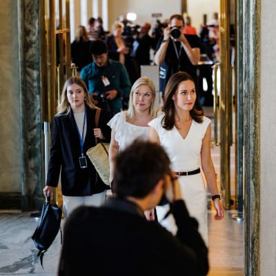 Sanna Marin piti tiedotustilaisuuden eduskunnan Valtiosalissa.