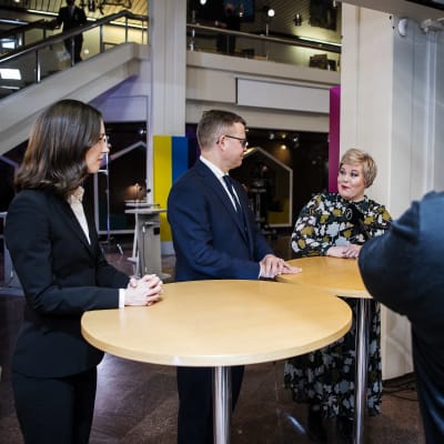 SDP:n puheenjohtaja Sanna Marin, Kokoomuksen Petteri Orpo ja Keskustan puheenjohtaja Annika Saarikko puhuivat medialle 23. tammikuuta 2022.
